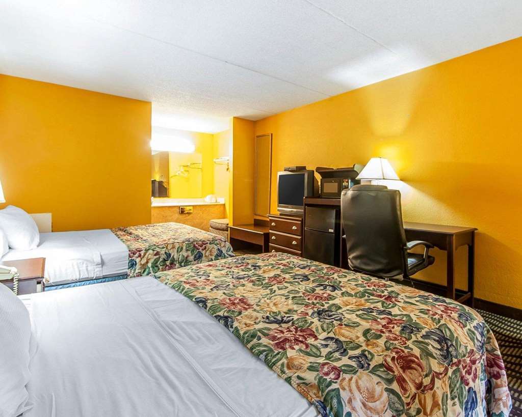 Days Inn By Wyndham Calhoun Ga I-75 And Us-41 חדר תמונה